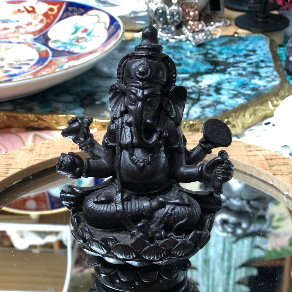 🫶🏻Lotus Black Resin Ganesh Statue